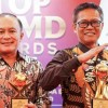 Bupati Kuningan berfoto bersama dengan Direktur PAM Tirta Kamuning usai menerima oenghargaan.
